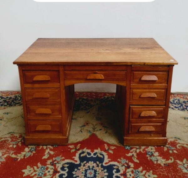 ESCRITORIO ANTIGUO DE ROBLE 7 CAJONES LUSTRE ORIGINAL. COD: 90505