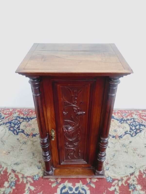 MUEBLE ANTIGUO UNA PUERTA ESTILO RENACIMIENTO ITALIANO EN NOGAL. COD: 90804 - Image 2