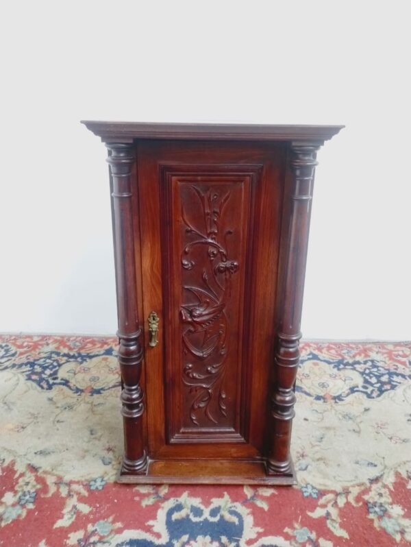 MUEBLE ANTIGUO UNA PUERTA ESTILO RENACIMIENTO ITALIANO EN NOGAL. COD: 90804