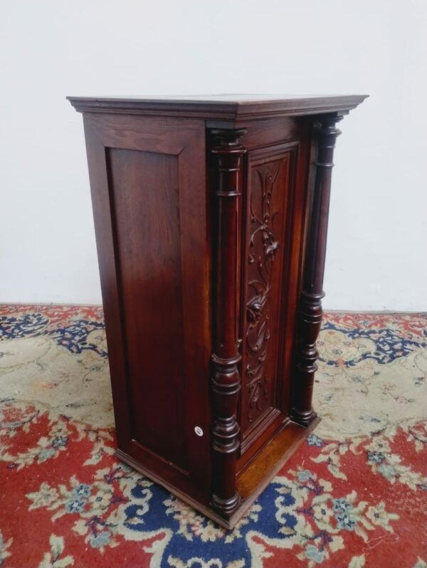 MUEBLE ANTIGUO UNA PUERTA ESTILO RENACIMIENTO ITALIANO EN NOGAL. COD: 90804 - Image 4