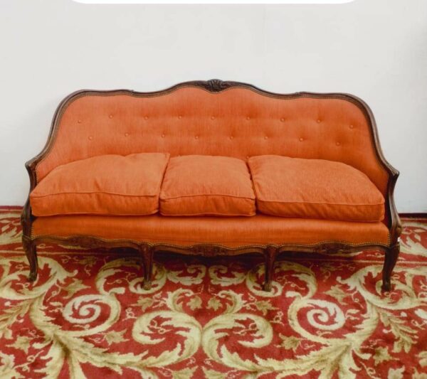 SILLON TRES CUERPOS ESTILO FRANCES LUIS XV TAPIZADO EN CHENILLE. COD: 91302