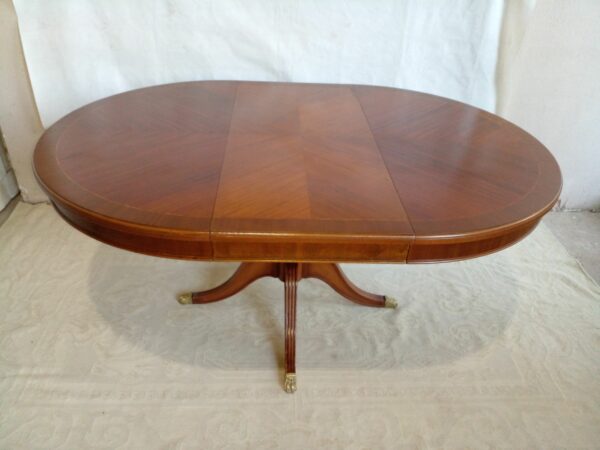 MESA DE COMEDOR ESTILO INGLES EN CAOBA CON TABLA DE ALARGUE. COD: 90703