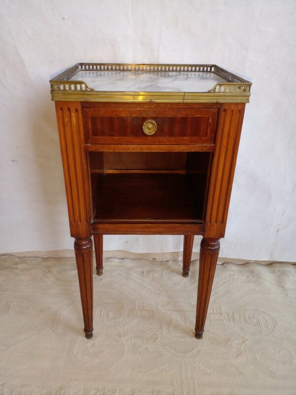 MESA DE LUZ ESTILO INGLES ANTIGUA  CON MARMOL Y BRONCERIA. COD: 84710