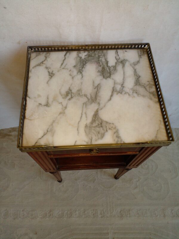 MESA DE LUZ ESTILO INGLES ANTIGUA  CON MARMOL Y BRONCERIA. COD: 84710 - Image 6