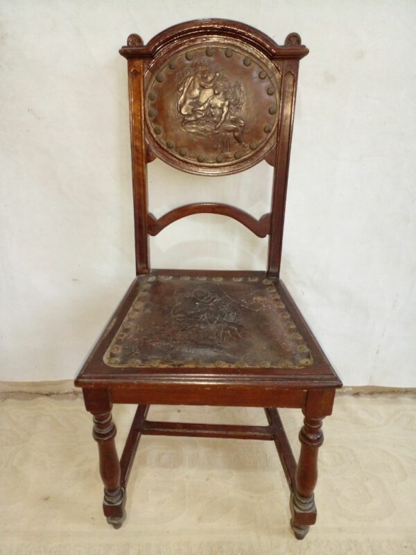 SILLA ANTIGUA EN NOGAL ITALIANO Y CUERO REPUJADO SIGLO XIX. COD: 28016