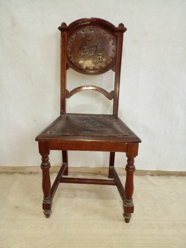 SILLA ANTIGUA EN NOGAL ITALIANO Y CUERO REPUJADO SIGLO XIX. COD: 28016 - Image 3
