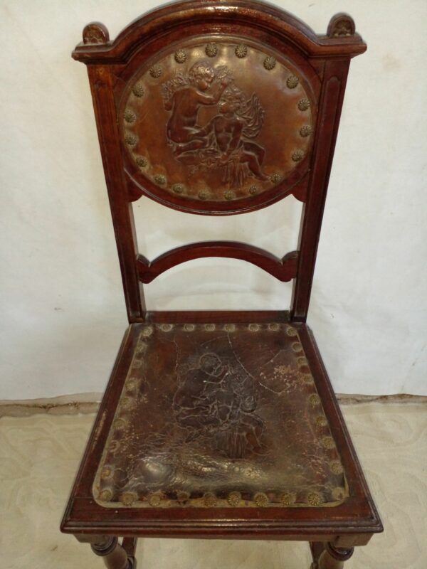 SILLA ANTIGUA EN NOGAL ITALIANO Y CUERO REPUJADO SIGLO XIX. COD: 28016 - Image 4