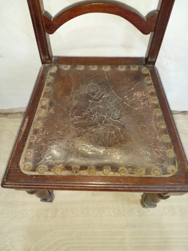 SILLA ANTIGUA EN NOGAL ITALIANO Y CUERO REPUJADO SIGLO XIX. COD: 28016 - Image 5