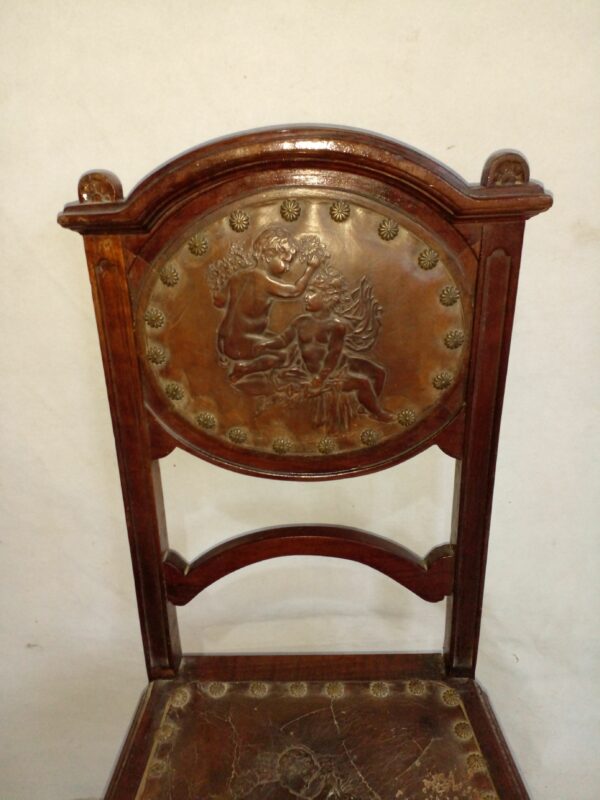 SILLA ANTIGUA EN NOGAL ITALIANO Y CUERO REPUJADO SIGLO XIX. COD: 28016 - Image 6