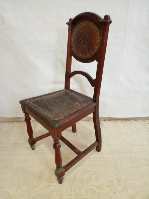SILLA ANTIGUA EN NOGAL ITALIANO Y CUERO REPUJADO SIGLO XIX. COD: 28016 - Image 7