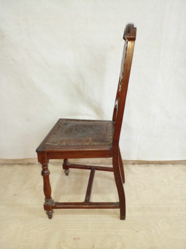 SILLA ANTIGUA EN NOGAL ITALIANO Y CUERO REPUJADO SIGLO XIX. COD: 28016 - Image 8