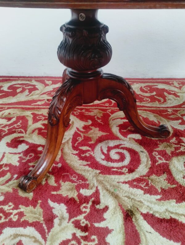 MESA DE COMEDOR ESTILO INGLES SHERATON EN PLUMA DE CAOBA. COD: 91505 - Image 5