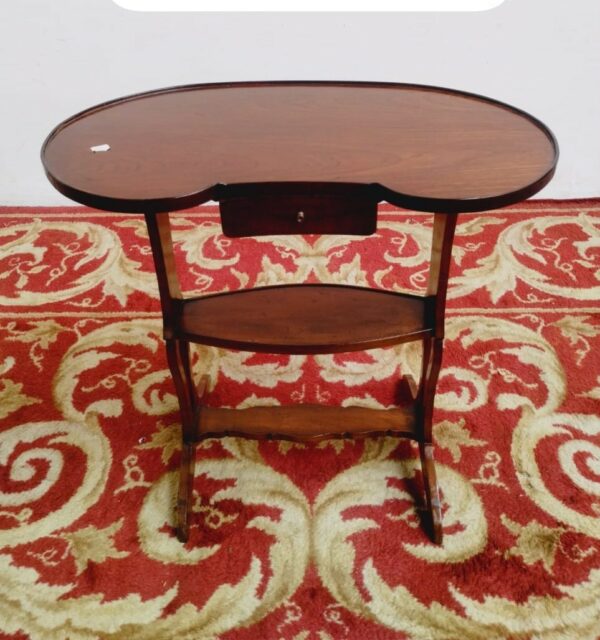 MESA DE SALA ESTILO INGLES EN CAOBA, PETIT MUEBLE MESITA RIÑON. COD: 91601