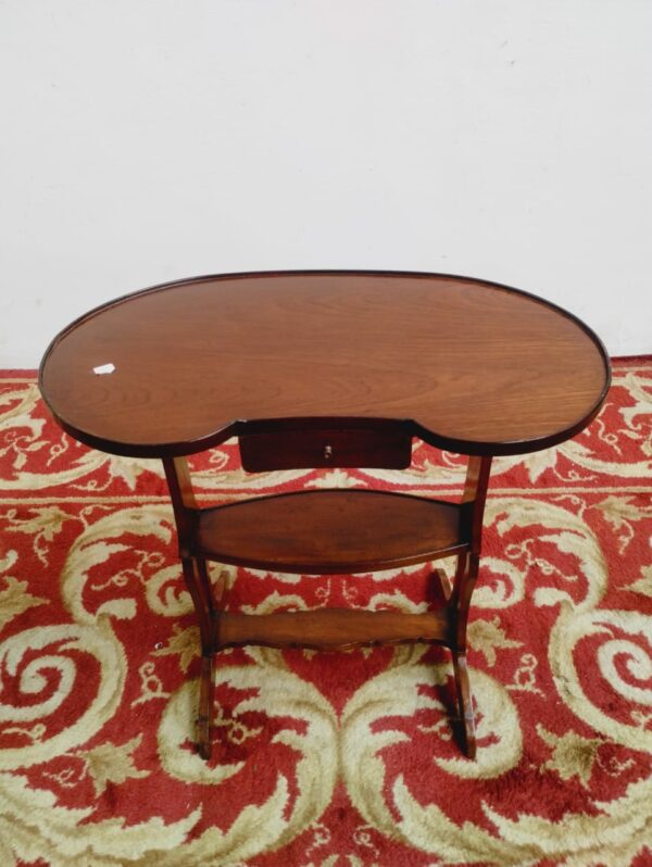 MESA DE SALA ESTILO INGLES EN CAOBA, PETIT MUEBLE MESITA RIÑON. COD: 91601 - Image 7