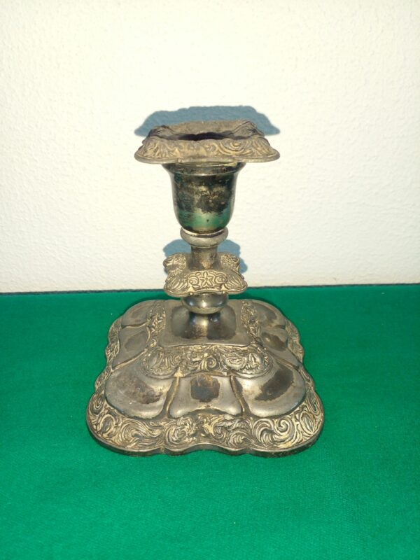 CANDELERO ANTIGUO PORTA VELAS METAL PLATEADO. COD: 81103