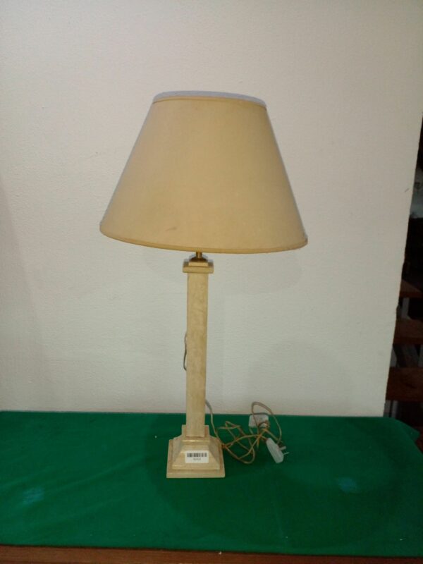 LAMPARA DE MESA EN MARMOLINA ESTILO INGLES. COD: 91813