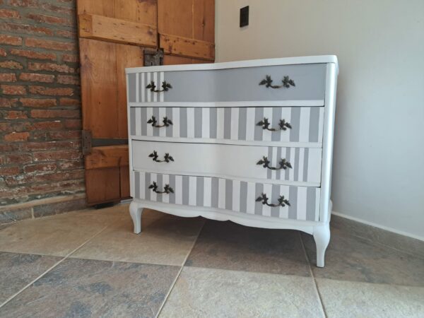 COMODA ANTIGUA ESTILO FRANCES PATINA ARTISTICA. COD: 91013