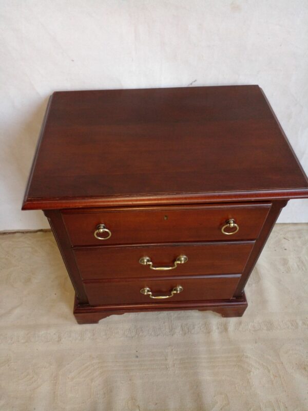 MESA DE LUZ ESTILO INGLES MADE IN USA EN GUINDO DREXEL HERITAGE. COD: 78809