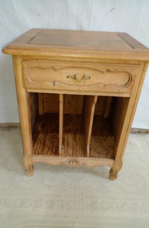 MESA DE LUZ ANTIGUA ESTILO FRANCES PROVENZAL EN ROBLE. COD: 89801