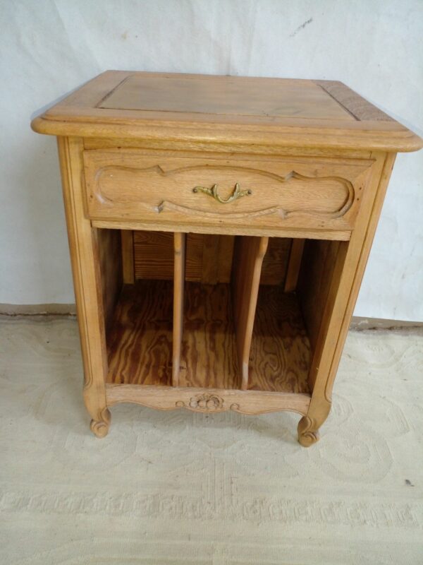 MESA DE LUZ ANTIGUA ESTILO FRANCES PROVENZAL EN ROBLE. COD: 89801