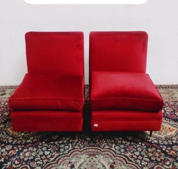 2 BUTACAS MODERNAS TAPIZADO ROJO TOMATE CON ALMOHADONES. COD: 94007