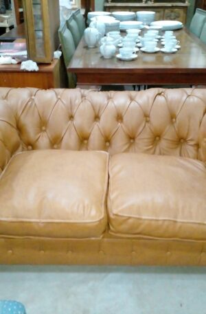 SILLON DOS CUERPOS ESTILO INGLES CHESTERFIELD TAPIZADO CAPITONÉ. COD: 94901
