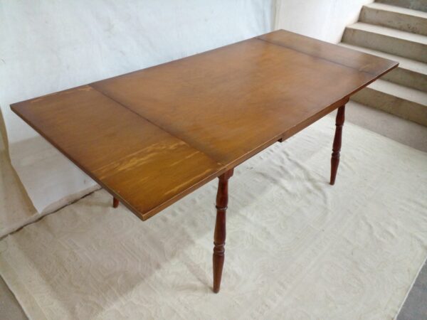 MESA DE COMEDOR ESTILO WINDSOR CON TABLAS DE ALARGUE. COD 93101