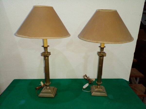 PAR DE LAMPARAS DE MESA ESTILO IMPERIO CON PANTALLAS. COD: 93604
