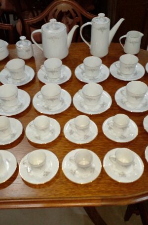 JUEGO DE VAJILLA PORCELANA TSUJI PARA 12 PERSONAS 126 PIEZAS. COD: 95605