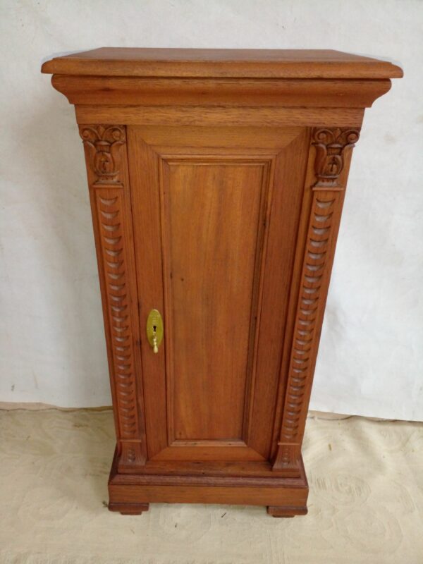 MUEBLE ANTIGUO CEDRO MACIZO LAVADO MESA DE LUZ ALTA MUEBLE AUXILIAR. COD: 94303
