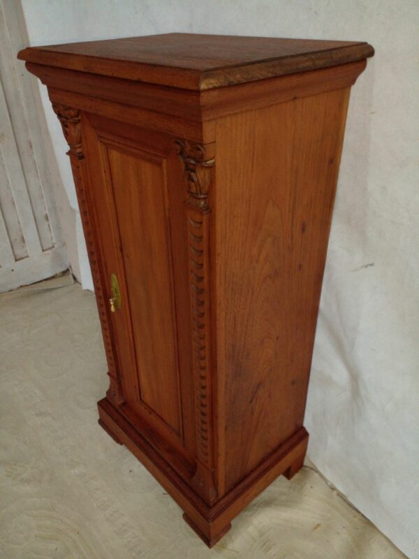 MUEBLE ANTIGUO CEDRO MACIZO LAVADO MESA DE LUZ ALTA MUEBLE AUXILIAR. COD: 94303 - Image 4