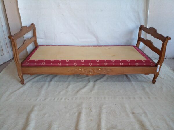 DIVAN CAMA ESTILO FRANCES PROVENZAL TALLADO UNA PLAZA IMPECABLE. COD: 95701