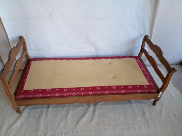 DIVAN CAMA ESTILO FRANCES PROVENZAL TALLADO UNA PLAZA IMPECABLE. COD: 95701 - Image 3