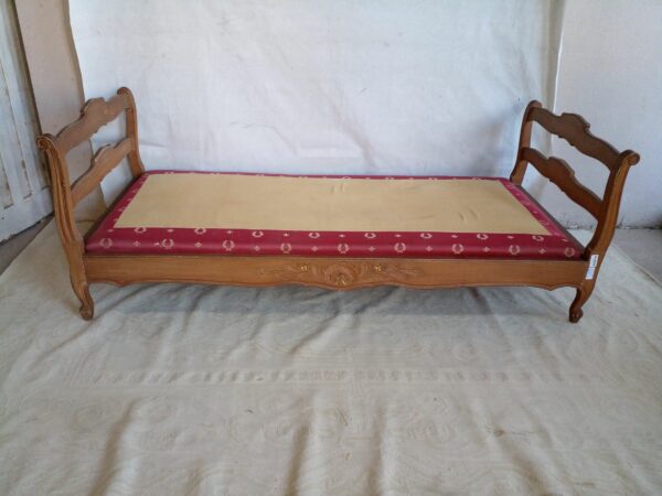 DIVAN CAMA ESTILO FRANCES PROVENZAL TALLADO UNA PLAZA IMPECABLE. COD: 95701 - Image 4