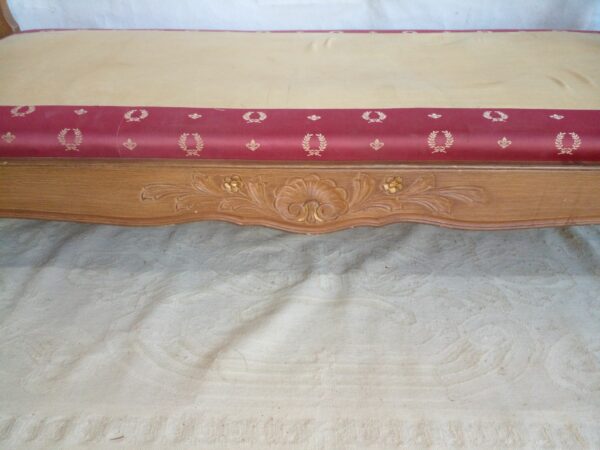 DIVAN CAMA ESTILO FRANCES PROVENZAL TALLADO UNA PLAZA IMPECABLE. COD: 95701 - Image 5