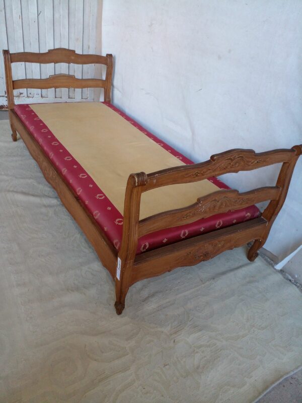 DIVAN CAMA ESTILO FRANCES PROVENZAL TALLADO UNA PLAZA IMPECABLE. COD: 95701 - Image 6