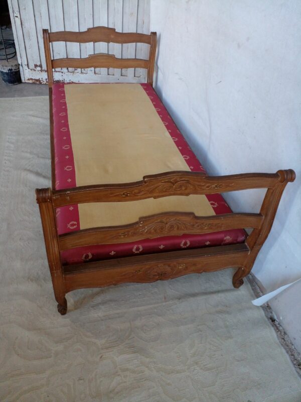DIVAN CAMA ESTILO FRANCES PROVENZAL TALLADO UNA PLAZA IMPECABLE. COD: 95701 - Image 7