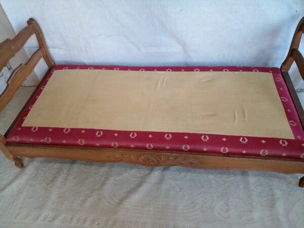 DIVAN CAMA ESTILO FRANCES PROVENZAL TALLADO UNA PLAZA IMPECABLE. COD: 95701 - Image 9