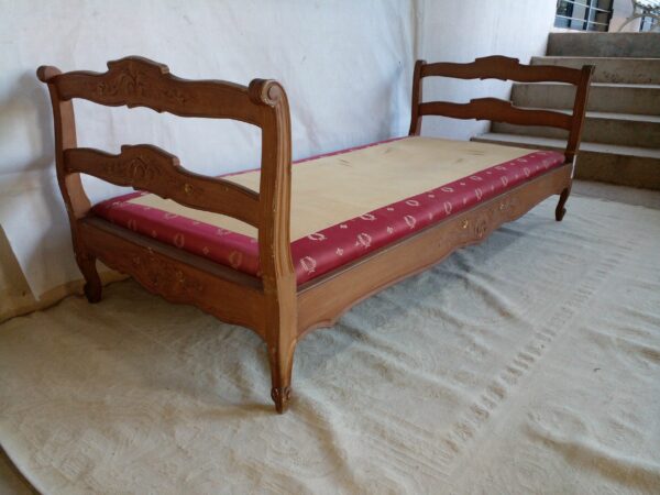 DIVAN CAMA ESTILO FRANCES PROVENZAL TALLADO UNA PLAZA IMPECABLE. COD: 95701 - Image 10