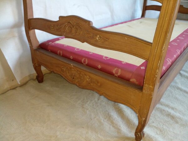 DIVAN CAMA ESTILO FRANCES PROVENZAL TALLADO UNA PLAZA IMPECABLE. COD: 95701 - Image 11