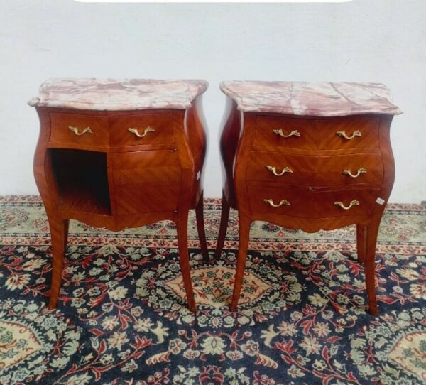 PAR DE MESAS DE LUZ ESTILO FRANCES LUIS XV BOMBÉ CON MARMOL. COD: 95506