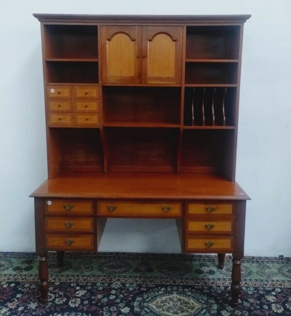 ESCRITORIO ESTILO COLONIAL INGLES EN CEDRO CON ALZADA BIBLIOTECA. COD: 95512