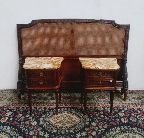 JUEGO DE RESPALDO ESTERILLADO Y MESAS DE LUZ CON MARMOL ESTILO INGLES. COD: 95902