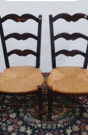 2 SILLAS MATERAS ANTIGUAS ESTILO VASCO PROVENZAL ENJUCADAS. COD: 95907