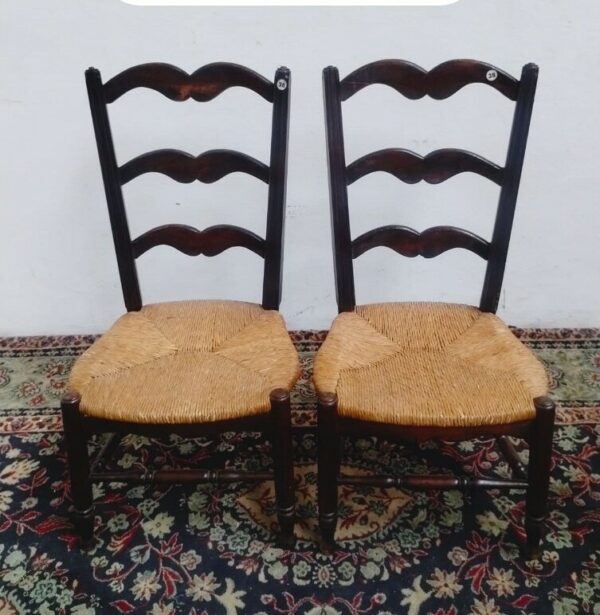 2 SILLAS MATERAS ANTIGUAS ESTILO VASCO PROVENZAL ENJUCADAS. COD: 95907