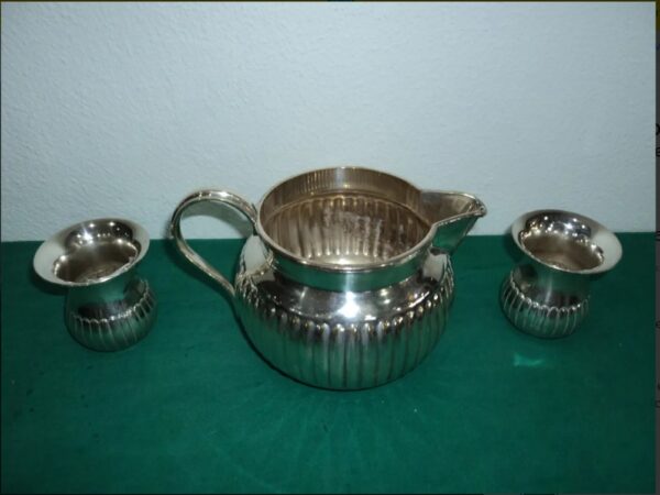 JUEGO DE JARRA DEVON METAL PLATEADO Y DOS VASOS. COD: 82110