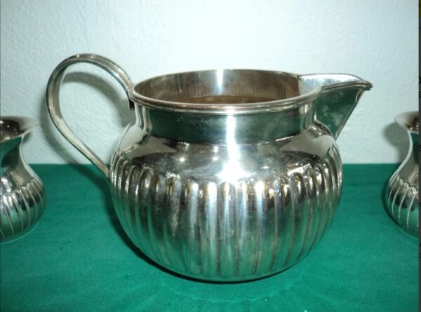 JUEGO DE JARRA DEVON METAL PLATEADO Y DOS VASOS. COD: 82110 - Image 3
