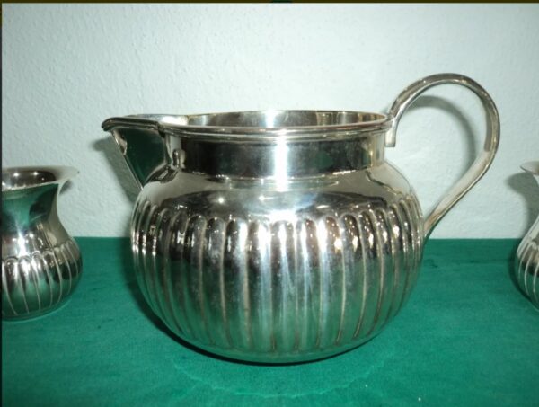 JUEGO DE JARRA DEVON METAL PLATEADO Y DOS VASOS. COD: 82110 - Image 5