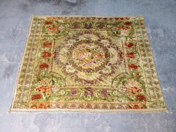 TAPIZ ANTIGUO DE SEDA IDEAL DECORACION O CUBRECAMA CON QUERUBINES. COD: 96410
