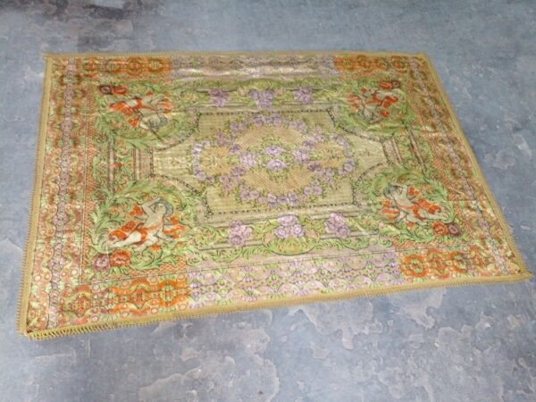 TAPIZ ANTIGUO DE SEDA IDEAL DECORACION O CUBRECAMA CON QUERUBINES. COD: 96409